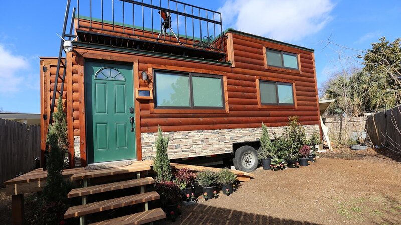 The finished exterior of Chad Steen’s tiny smart home is a contrast in itself, with it’s warm, inviting log cabin style exterior, complimented by the highly technological and sleek, modern interior, in Plano, Texas, as seen on Tiny House, Big Living. – Bild: 2018, Scripps Networks, LLC. All Rights Reserved.