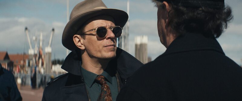 Starautor Nikolai (Alexander Scheer, l.) will Sløborn so schnell wie möglich verlassen. Aber es fehlt das Geld für die Fahrtkosten. – Bild: ZDF und Stefan Erhard