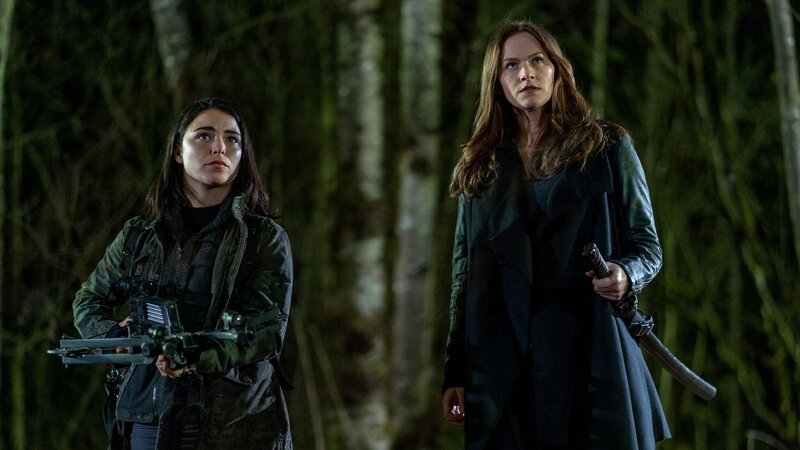 Jack (Nicole Muñoz, li.), Vanessa Van Helsing (Kelly Overton, re.) – Bild: Dan Power /​ Dynamic Television