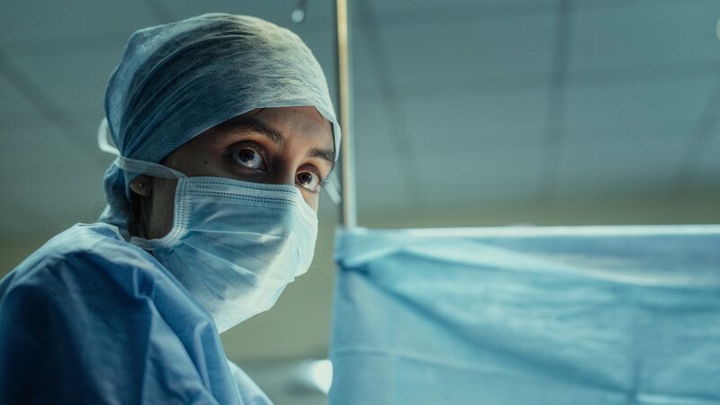 Shruti (Ambika Mod) hat es schwer, sich als angehende Ärztin auf der Station einzuarbeiten. Nachdem sie meist nur zuschauen durfte, muss sie nun selbst Hand anlegen. – Bild: ZDF und Anika Molnar