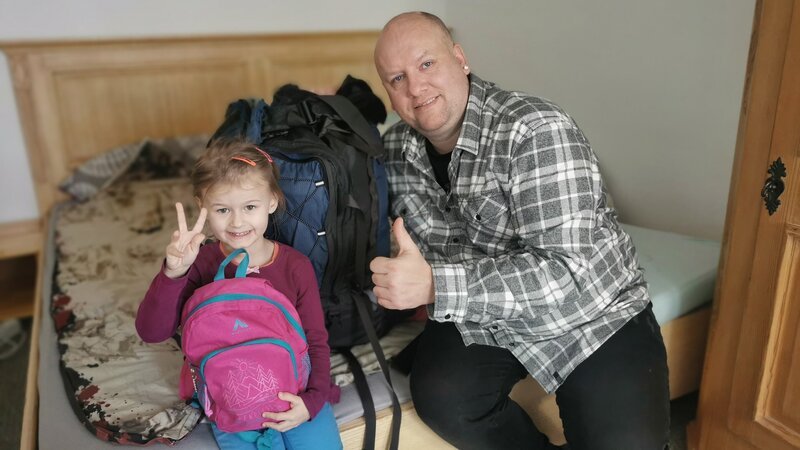 Die Arbeits- und Wohnungssuche des alleinerziehenden Manuel gestaltet sich schwierig. Der 43-Jährige kann nicht jeden Job annehmen, denn nur er kann sich aktuell um seine 4-jährige Tochter Sophie kümmern. – Bild: RTLZWEI, Good Times Fernsehprodu