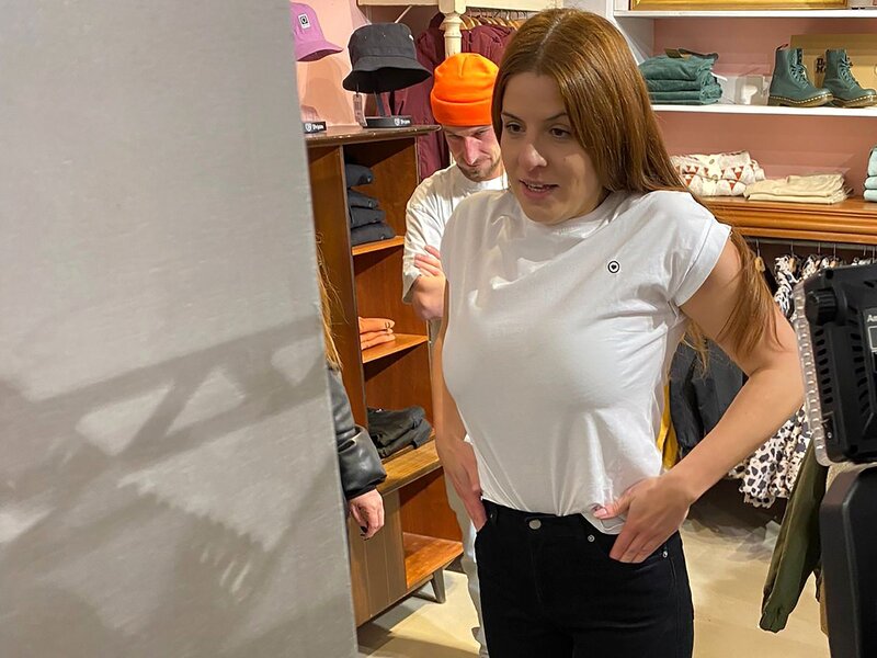 Kandidatin Isabo. Motto in Braunschweig: Von wegen Fehlkauf! Zeige, dass dein bisher ungetragenes Teil doch ein echter Hingucker ist!, Tag 1: Isabo – Bild: RTL /​ Constantin Ent.