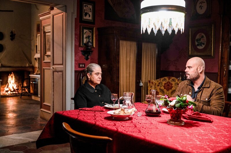 Neue Verbündete: Nunzia (Nunzia Schiano) und Ciro di Marzio (Marco D’Amore). – Bild: ORF/​Beta Film/​Marco Ghidelli