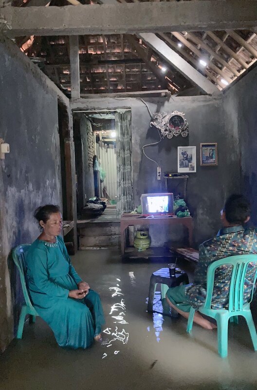 Etliche Dörfer der Region wurden bereits nach einem staatlichen Programm evakuiert. Andere wie Timbulsloko kämpfen ums Überleben. – Bild: MedienKontor/​Carmen Butta