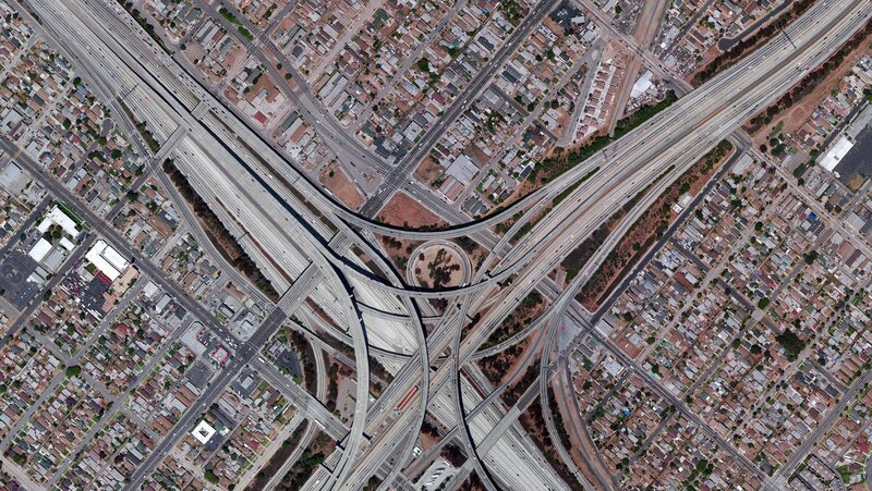 Autobahnen sind aus unserem Leben nicht mehr wegzudenken. Aus der Luft sehen manche Kreuzungen wie Kunstwerke aus, so auch das Judge-Harry-Pregerson-Autobahnkreuz in Los Angeles. – Bild: ZDF und Maxar Technologies