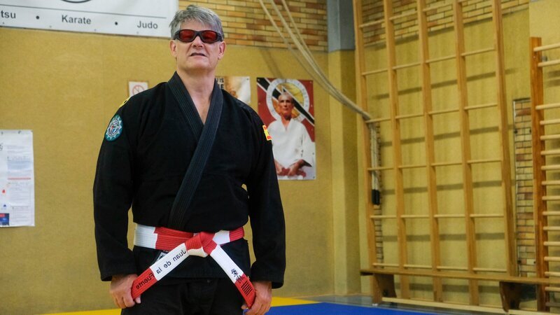 Sich verteidigen können, das vermittelt Juan in den Selbstsicherheitskursen für Menschen mit Sehbeeinträchtigungen. – Bild: ZDF und Paul Tzschoppe