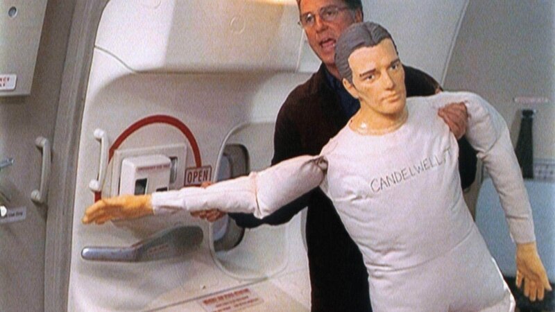 Tatort Flugzeug: Gil (William Petersen) und sein Team spielen die Szene, die sich über den Wolken abgespielt haben muss, mit Puppen und verteilten Rollen nach. – Bild: MG RTL D /​ CBS