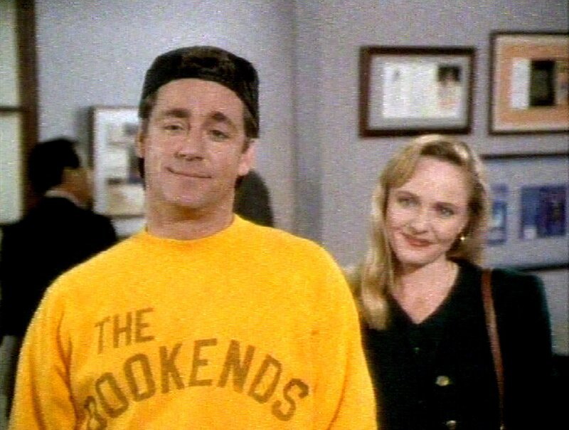 Steve Dinapoli (Robert Curtis-Browne) und Lori Graham (Lisa Wilcox) wollen gemeinsam ein Baseballspiel besuchen. – Bild: Sat.1 Gold