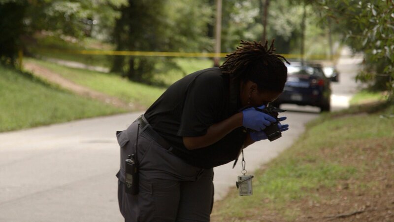 Die Spurensicherung macht Fotos am Tatort. – Bild: A&E Phoctocredit