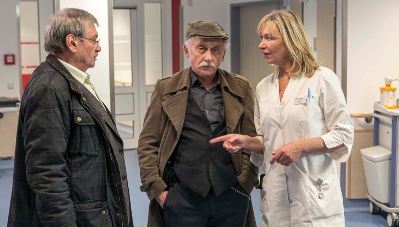 Oberschwester Nora (Therese Hämer, r.) entschuldigt sich für den Fehlalarm – doch Günter (Wolfgang Winkler, l.) und Edwin (Tilo Prückner), bestehen darauf, mit der Schwester des verstorbenen Patienten zu sprechen. – Bild: MDR/​ARD/​Kai Schulz