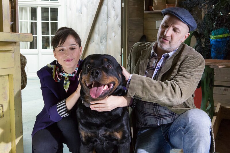 Siebenstein (Henriette Heinze) und Herbert (Christian Klischat) glauben nicht, dass Rocky ein gefährlicher Hund ist. – Bild: ZDF/​Zia Ziarno
