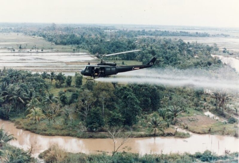Ein US-Helikopter versprüht während des Vietnamkriegs das chemische Entlaubungsmittel Agent Orange bei der Operation „Ranch Hand“. – Bild: public domain