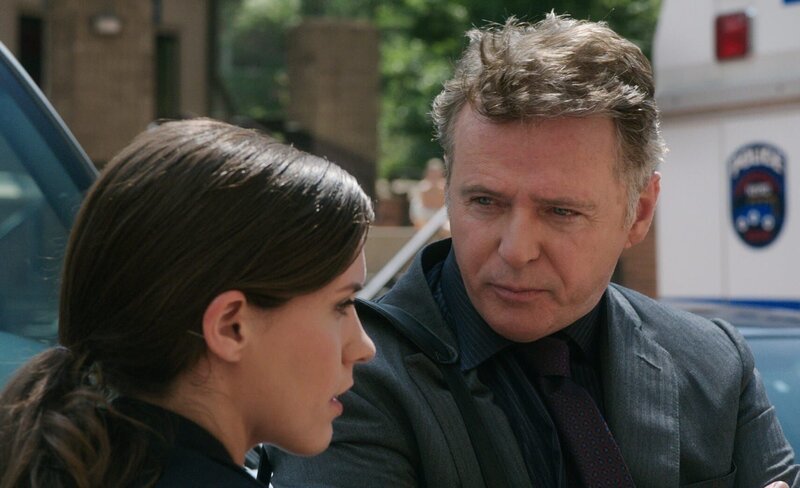 Nachdem Gregson (Aidan Quinn, r.) einen seiner Kollegen schlägt, hängt seine Karriere am seidenen Faden … – Bild: CBS Studios