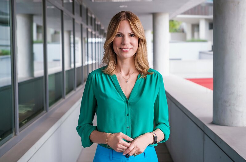 Was ist los in Europa? Moderatorin Hendrike Brenninkmeyer präsentiert einen spannenden Blick auf unseren Kontinent in Reportagen, Dokumentationen und Hintergrundberichten. – Bild: Markus Palmer