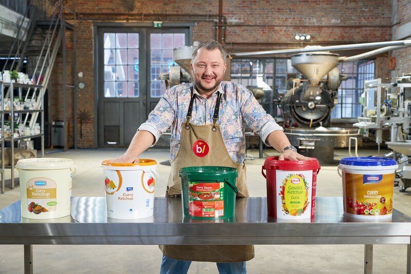 Mit Fertigsaucen aus großen Eimern sparen Imbissbetreiber Zeit und Geld. Die Produkte sind für die Gastronomie optimiert: Sie sind lange haltbar, müssen nicht gekühlt werden und sind besonders praktisch. – Bild: ZDF und Guido Engels