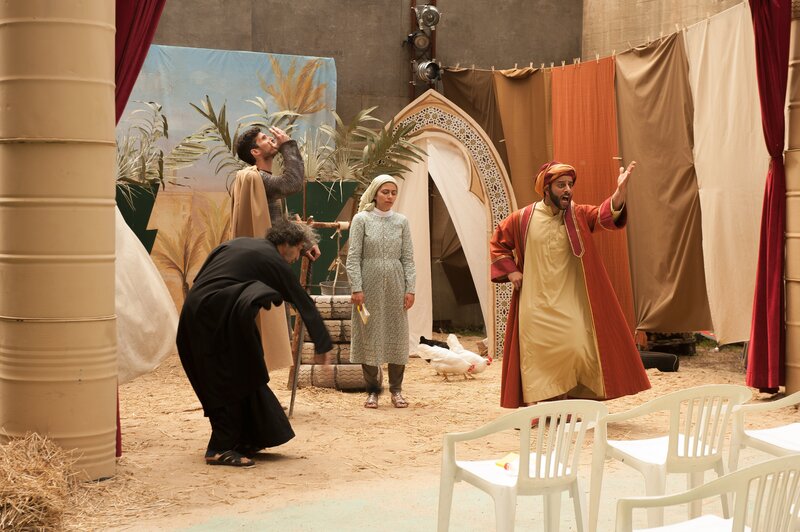 Das kisbekische Ensemble ist ob der vielen Änderungen am Stück sichtlich erregt und droht alles hinzuschmeißen. Theatergruppe von links: Tempelherr (Alexander Devrient), Recha (Yeliz Simsek), Saladin (Yunus Cumartpay), Nathan (Asad Schwarz). – Bild: BR/​NDR/​Novafilm GmbH/​Alva Nowak