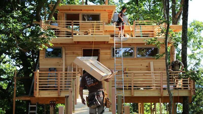 The crew working on the treehouse. – Bild: Warner Bros. Discovery