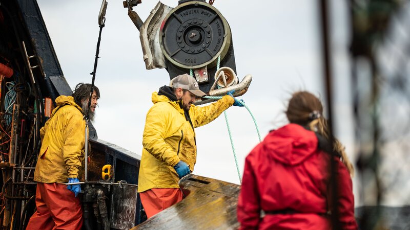 Saga crew Mac, Joe and Shyanne hauling pot. – Bild: Discovery Communications LLC