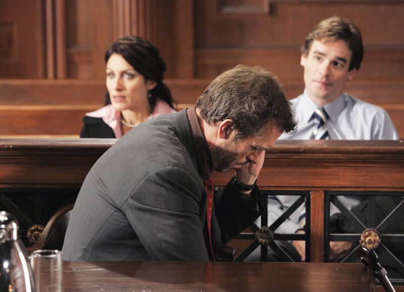 Dr. House nimmt während der Gerichtsanhörung einen dringenden Anruf entgegen: Lisa Edelstein als Dr. Lisa Cuddy, Hugh Laurie als Dr. Gregory House, Robert Sean Leonard als Dr. James Wilson – Bild: SUS /​ SF