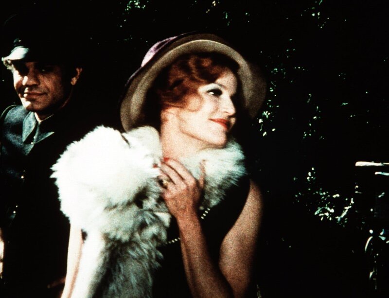 Alvira Drummond (Pippa Scott, r.), die berühmte Schauspielerin, freut sich zusammen mit ihrem Chauffeur (Ray Sutton, l.), dass ihre Berühmtheit selbst nach Waltons Mountain reicht. – Bild: Sat.1 Gold