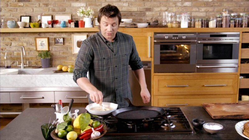 Projektpatin Claudia Michelsen (l.) besucht benachteiligte Kinder, die auf intensive Lernsessions angewiesen sind. Die Schule in Potsdam unterstützt mit ihren Lerncoaches alle benachteiligten Kinder beim Lernen. – Bild: TVNOW