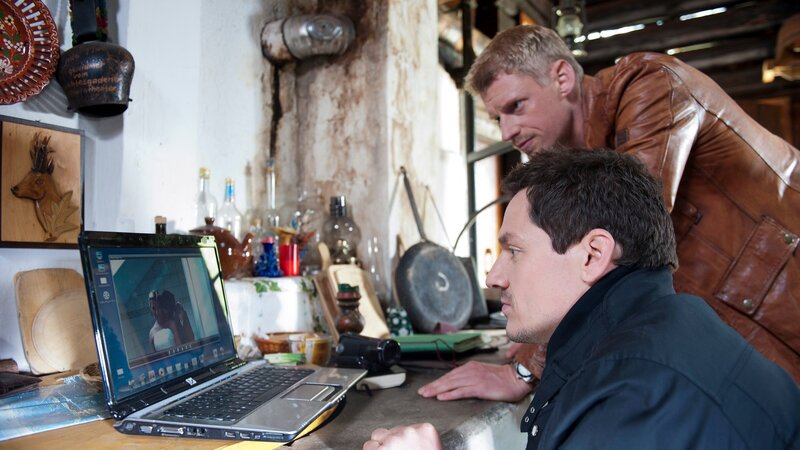 Andreas (Martin Gruber) und Tobias (Markus Brandl) haben auf dem Laptop der Familie Baumann ein Abschiedsvideo des vermissten Alexander gefunden. – Bild: ZDF und Thomas R. Schumann