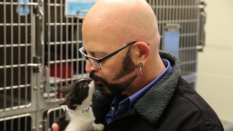 Jackson holding Crystal the kitten. – Bild: Discovery Communications