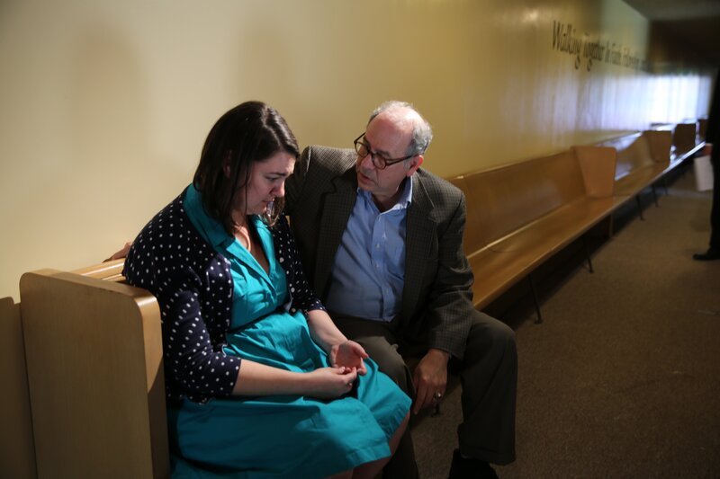 Choir Director (John Combs) comforts Pricilla (Naomi Murden). – Bild: Callie Foster /​ Investigation Discovery /​ Discovery Communications