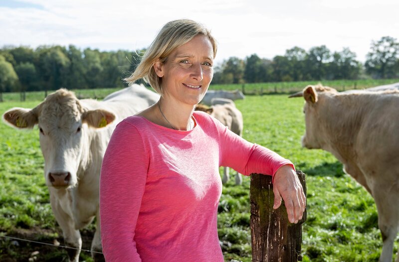 Die finale Reise führt zu Sarah Konert ins westliche Münsterland. Zusammen mit ihrer Familie züchtet sie Blonde d’Aquitaine-Rinder. Diese Leidenschaft hat sie von ihrem Vater übernommen. Als dieser früh starb, lag plötzlich die Zukunft des Hofs mit in Sarahs Händen. Gemeinsam mit ihrem Mann entschied sie sich für die Rinderzucht, hängte ihren Beruf als Steuerberaterin an den Nagel und lernte das Metzgerhandwerk. – Bild: WDR/​Melanie Grande
