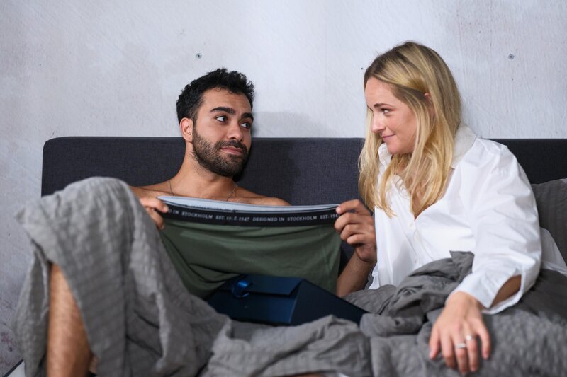 Baris (Metehan Demiröz) bekommt ausgebremst den Eindruck dass sein Geschenk für Cecilia (Carina Koller) unpassend ist. – Bild: RTL /​ Stefan Behrens /​ Operation Kussmund