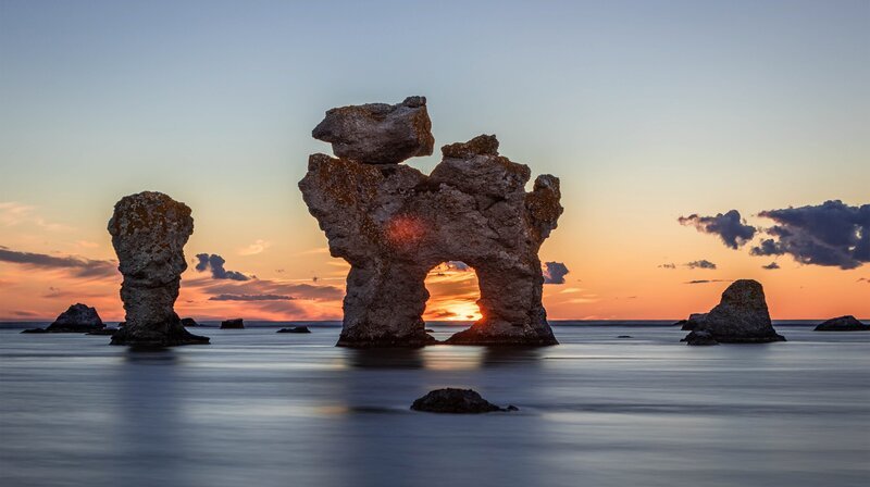 Die imposanten Rauken an der Küste Gotlands waren vor Millionen Jahren Teil eines Korallenriffes. – Bild: HR/​NDR/​Martina Andrés/​Doclights Naturfilm