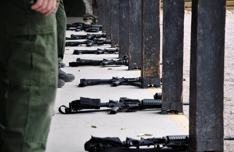 Nogales, Arizona, USA: Weapons lined up on the ground at the firing range where Customs and border protection agents train. – Bild: NGT