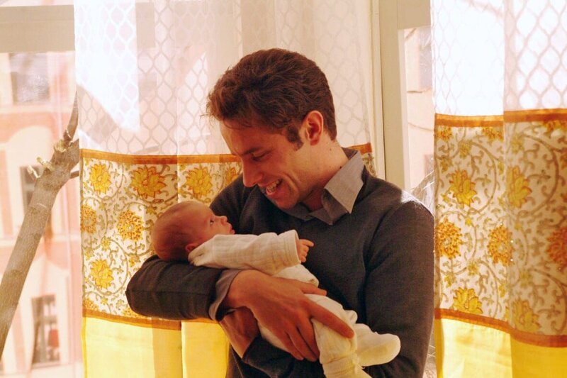 Allein mit seiner Tochter, kann Max (Alexander Sternberg) seinen Gefühlen endlich freien Lauf lassen … – Bild: SAT.1 /​ Noreen Flynn