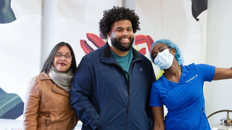 Ramon Ruan and Jaylene Anglero take a fun photo with Dr. Mercy Odueyungbo. – Bild: Discovery Communications, LLC