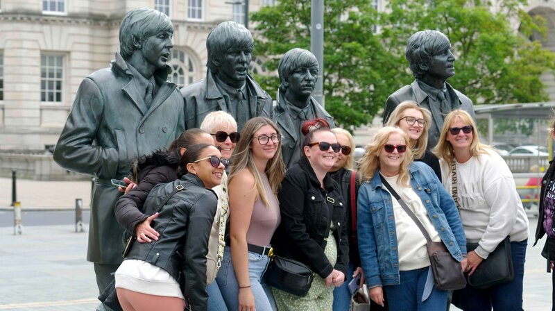 Musiklegenden in Bronze gegossen – dieses Gruppenfoto vor der Statue zu Ehren der Fab Four ist ein Must in der Heimatstadt der Beatles. – Bild: NDR/​Jörg Hammermeister