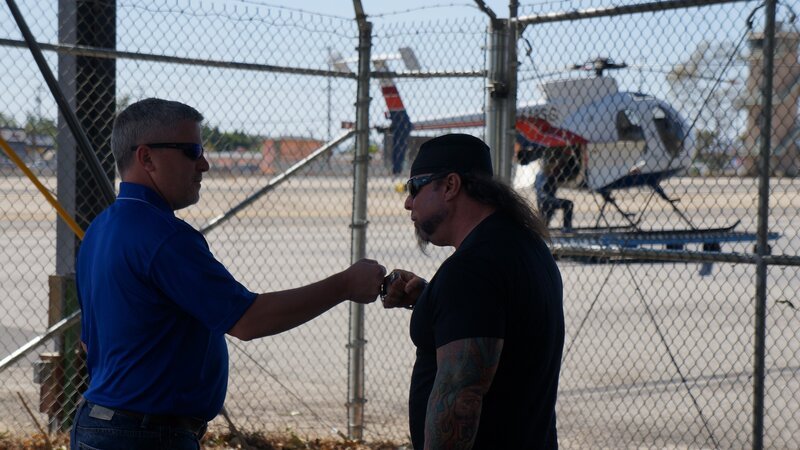 Ken Cage and Danny Thompson find the helicopter they plan to repo. – Bild: DCI