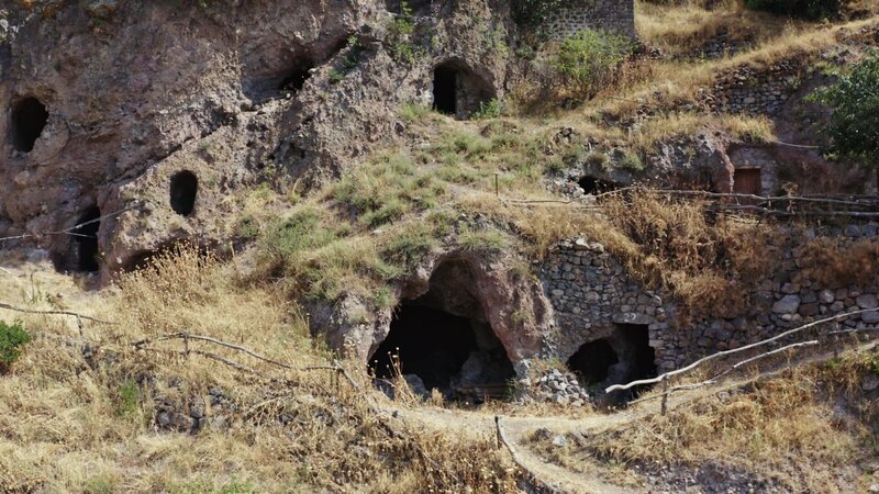 Das Höhlendorf Chndsoresk in Armenien, die letzten Bewohner verließen es in den 1980er Jahren. – Bild: Banijay Rights Limited/​WeltN24 GmbH