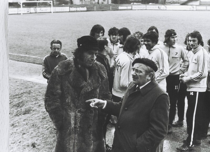 Auf Talentsuche: Herbert Fux als Münchner Spielervermittler Kraut, Ruedi Walter als Männdli – Bild: SRF