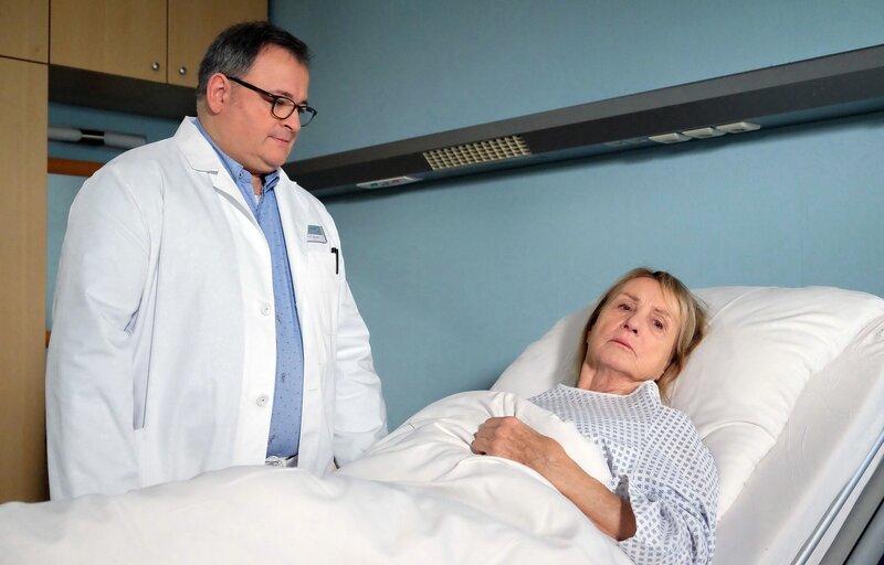 Elisabeth Schönborn (Diana Körner) möchte ihren Traum erfüllen und mit einer Freundin die britischen Inseln mit dem Segelboot umrunden. Als sie mit Bauchschmerzen in die Sachsenklinik kommt, diagnostizieren die Ärzte Gallensteine und in einer Operation wurde ihr die Galle entfernt. Doch während des Eingriffs wurde ein Tumor entdeckt. Hans-Peter Brenner (Michael Trischan) muss Elisabeth Schönborn die Nachricht überbringen. – Bild: MDR/​Saxonia Media Filmproduktion/​Kiss