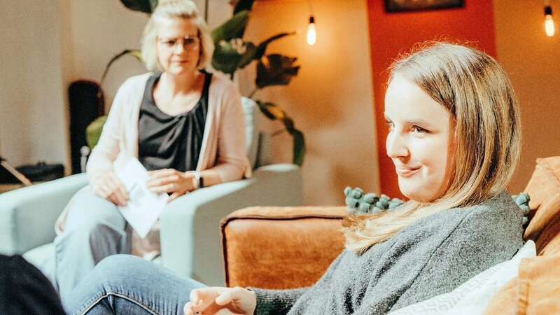 Elena Schulte, Sara Lindscheid (v.l.) – Bild: Bibel TV