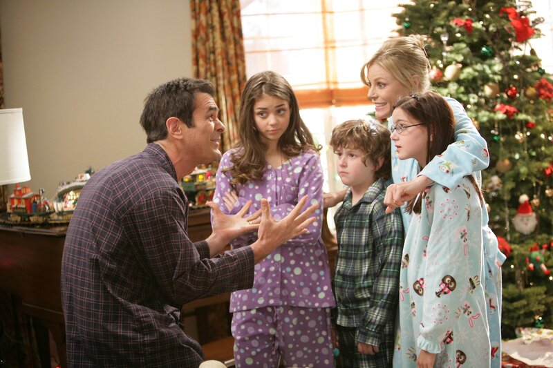 L-R: Phil Dunphy (Ty Burrell), Haley Dunphy (Sarah Hyland), Luke Dunphy (Nolan Gould), Claire Dunphy (Julie Bowen), Alex Dunphy (Ariel Winter) – Bild: Comedy Central