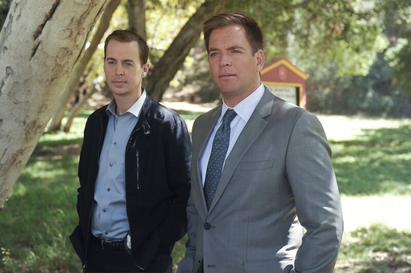 Während McGee (Sean Murray, l.) und Bishop undercover als Ehepaar ermitteln, um einen rätselhaften Fall zu lösen, begibt sich Tony (Michael Weatherly, r.) auf Ahnenforschung … – Bild: CBS Broadcasting, Inc. All Rights Reserved Während McGee (Sean Murray, l.) und Bishop undercover als Ehepaar ermitteln, um einen rätselhaften Fall zu lösen, begibt sich Tony (Michael Weatherly, r.) auf Ahnenforschung … – Bild: CBS Broadcasting, Inc. All Rights Reserved