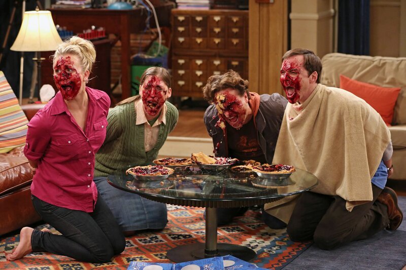 Während Howard am Flughafen sehnsüchtig von Bernadette erwartet wird, veranstalten Penny (Kaley Cuoco, l.), Amy (Mayim Bialik, 2.v.l.), Leonard (Johnny Galecki, 2.v.r.) und Sheldon (Jim Parsons, r.) einen ganz besonderen Spieleabend … – Bild: Warner Bros. Television