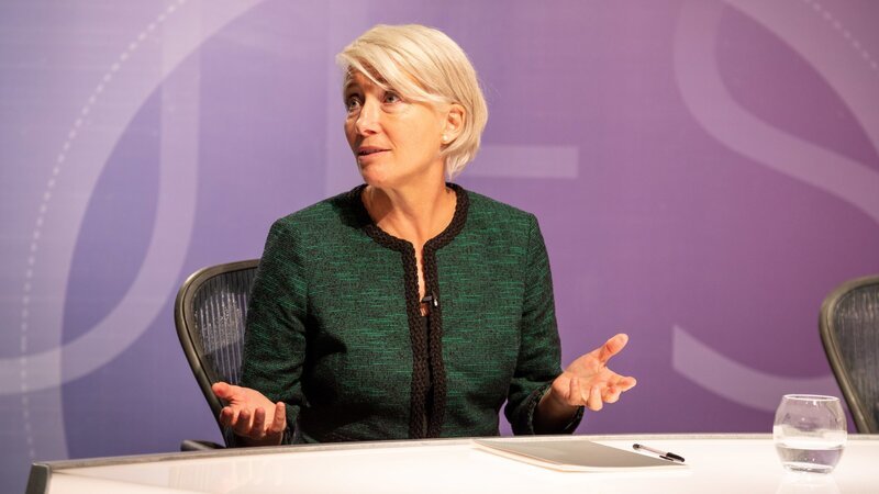 Die provokante Populistin Vivienne Rook (Emma Thompson) gewinnt an Einfluss und sorgt im Live-TV für einen Skandal. – Bild: ZDF und Matt Squire Die provokante Populistin Vivienne Rook (Emma Thompson) gewinnt an Einfluss und sorgt im Live-TV für einen Skandal. – Bild: ZDF und Matt Squire