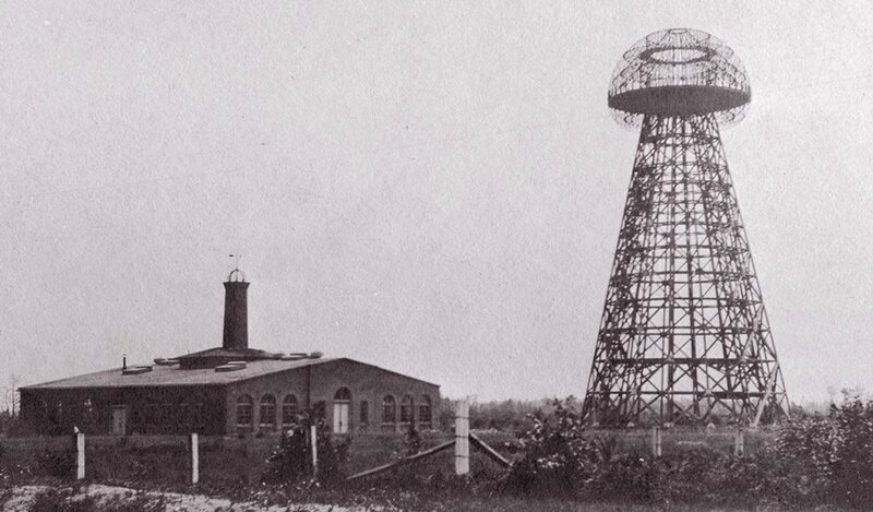 Nikola Teslas Vision für die weltweite drahtlose Stromversorgung wurde durchkreuzt, als der Finanzier J.P. Morgan es ablehnte, das Projekt weiterzufinanzieren. Dieser für die drahtlose Vision entwickelte Wardenclyffe-Turm in Long Island wurde kurz darauf abgerissen. – Bild: Marc Seifer Archives Lizenzbild frei Nikola Teslas Vision für die weltweite drahtlose Stromversorgung wurde durchkreuzt, als der Finanzier J.P. Morgan es ablehnte, das Projekt weiterzufinanzieren. Dieser für die drahtlose Vision entwickelte Wardenclyffe-Turm in Long Island wurde kurz darauf abgerissen. – Bild: Marc Seifer Archives Lizenzbild frei
