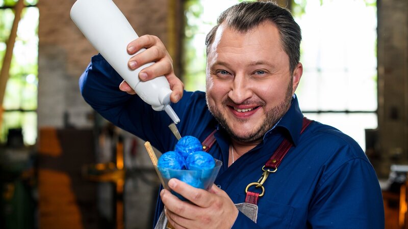 Produktentwickler Sebastian Lege demonstriert, wie es Herstellern mithilfe natürlicher Farbstoffe auf Algenbasis gelingt, Lebensmittel in knalligen Farbtönen auf den Markt zu bringen. – Bild: ZDFinfo