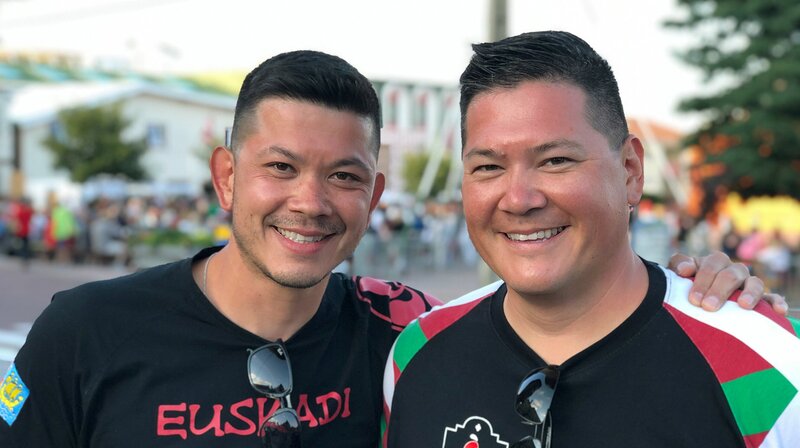 Die Brüder Cedric und Dimitri Choi (von links) kämpfen um den begehrten Pokal beim Pelota-Turnier, das einmal im Jahr auf der „Fête Basque“ ausgespielt wird. – Bild: NDR/​Florianfilm