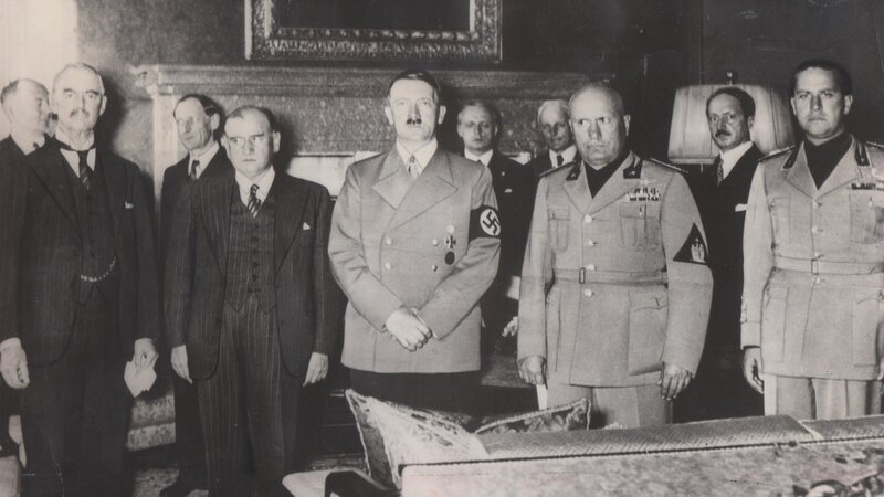 1938: Gruppenbild im Rahmen des Münchner Abkommens. – Bild: SPIEGEL TV