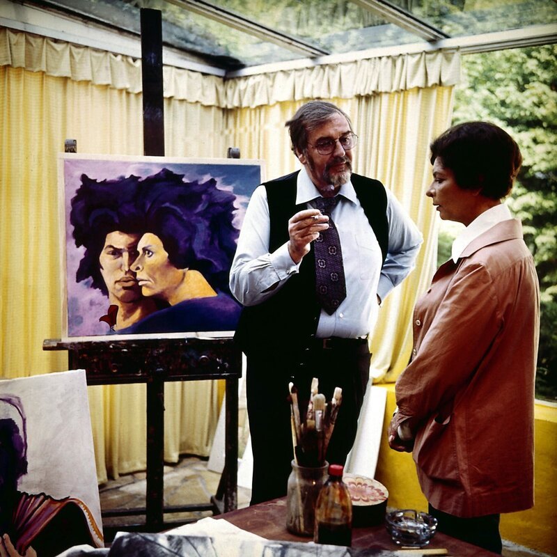 Herr Brandes geht selten in das Atelier seiner Frau, weil er ihren Wunsch respektiert, allein zu sein. Aber das Auftauchen von Kommissar Keller zwingt ihn dazu, die ungeschriebenen Gesetze der Familie zu durchbrechen (Bernhard Wicki, Erik Ode). – Bild: ZDF /​ Neue Münchner Filmprod.