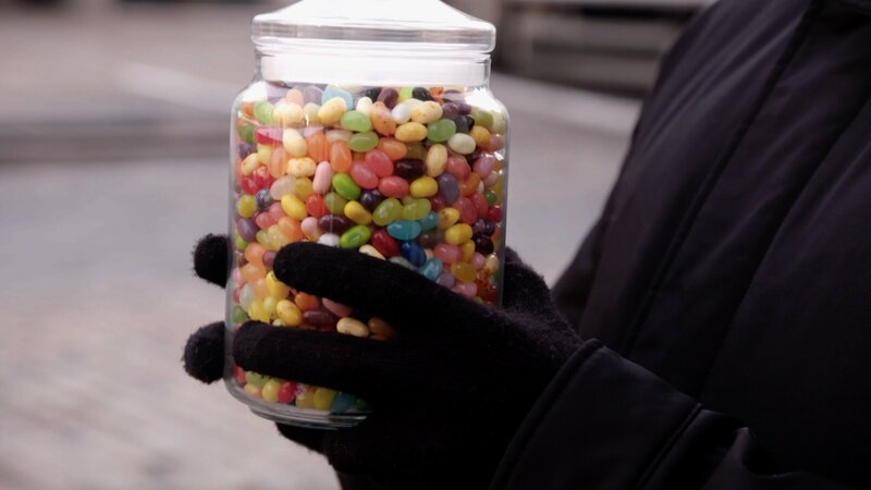 Jar with balls – Bild: CuriosityStream-Inc.